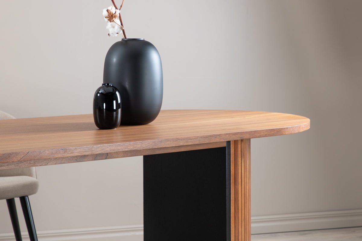 Jedálenský stôl Moani - s robustným rámom v rebrovanom dizajne