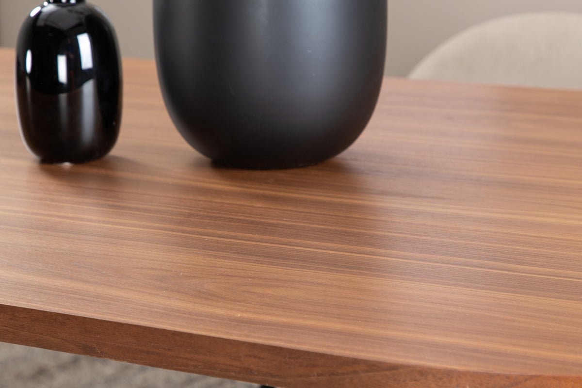 Jedálenský stôl Moani - s robustným rámom v rebrovanom dizajne