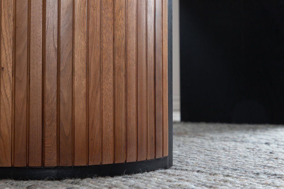 Jedálenský stôl Moani - s robustným rámom v rebrovanom dizajne