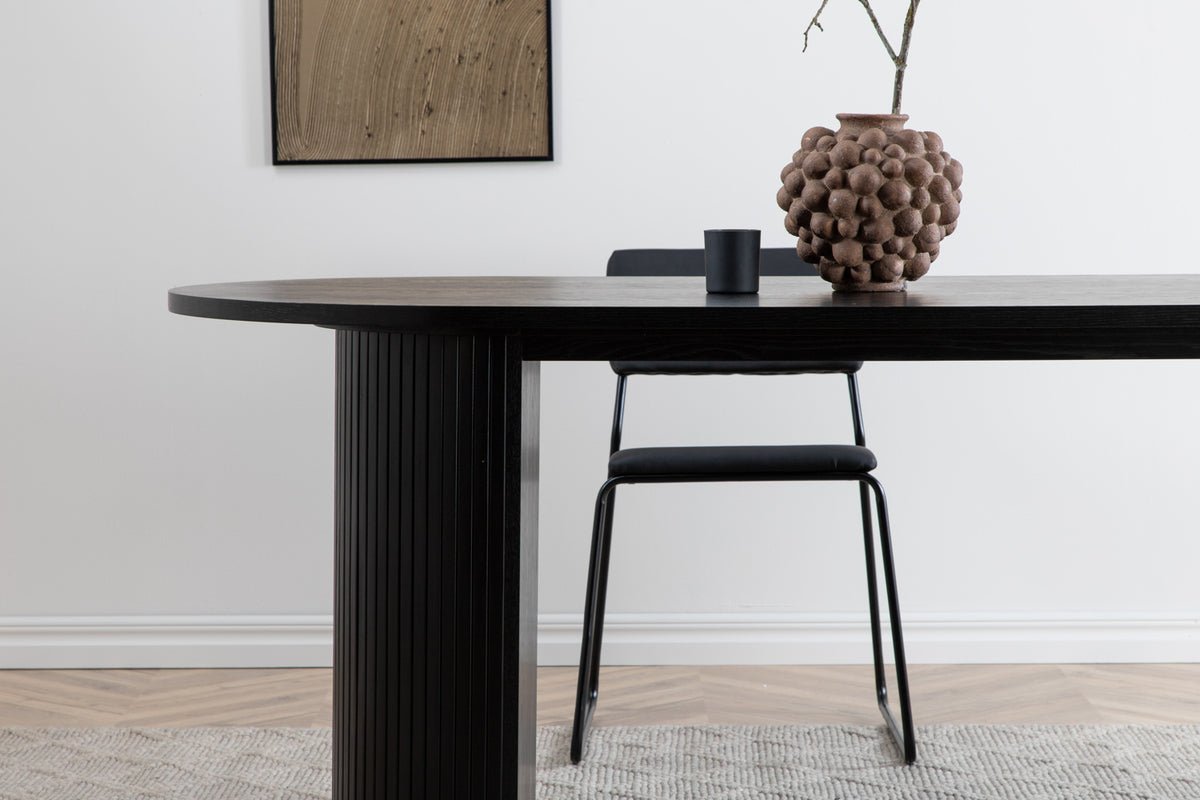 Jedálenský stôl Moani - s robustným rámom v rebrovanom dizajne