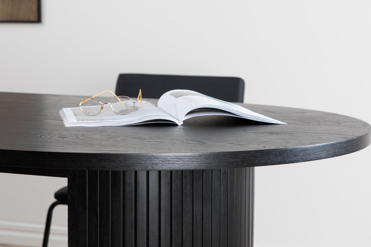 Jedálenský stôl Moani - s robustným rámom v rebrovanom dizajne