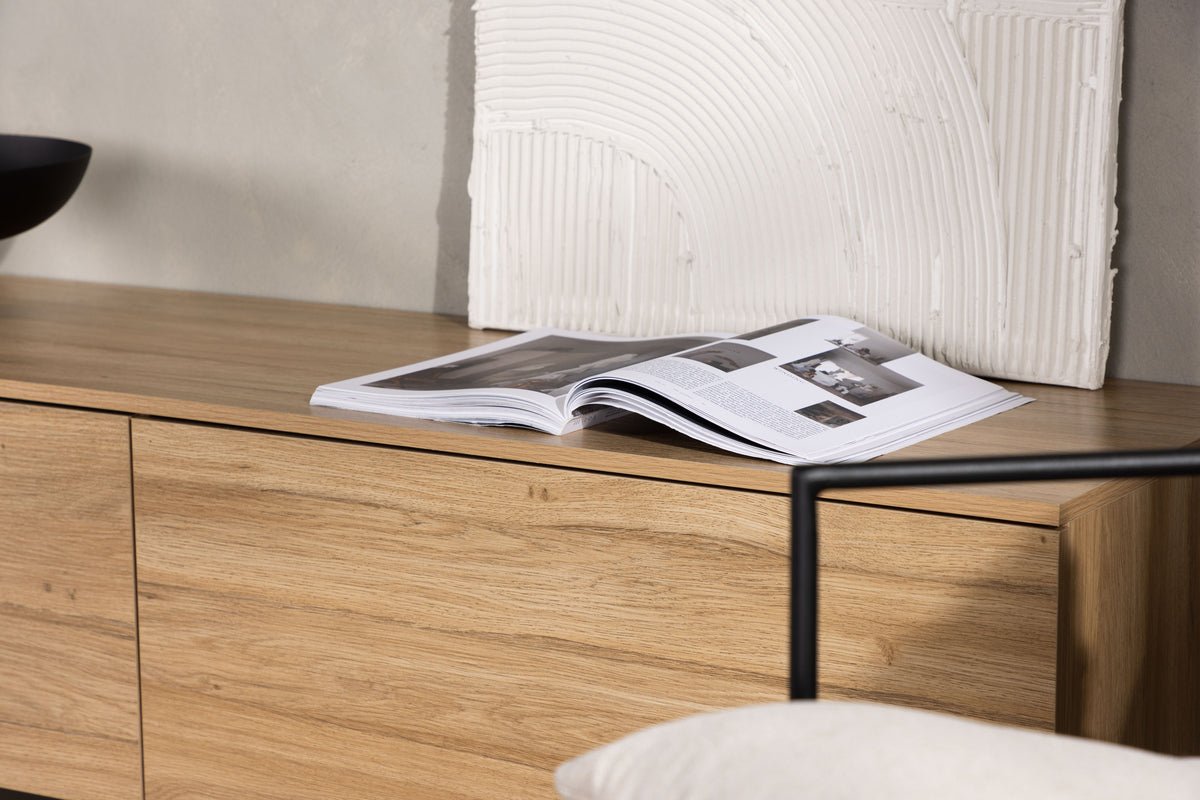 TV-nízka skrinka Valborg – orechová dyha v prírodnom vzhľade