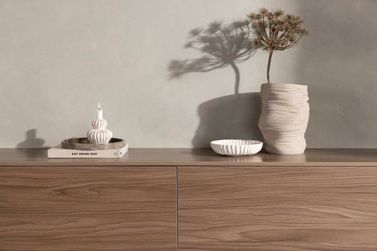 TV-nízka skrinka Valborg – orechová dyha v prírodnom vzhľade