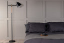 Stehlampe Grimming – ruhige schwarze Klarheit mit Holzdetails