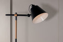 Stehlampe Grimming – ruhige schwarze Klarheit mit Holzdetails