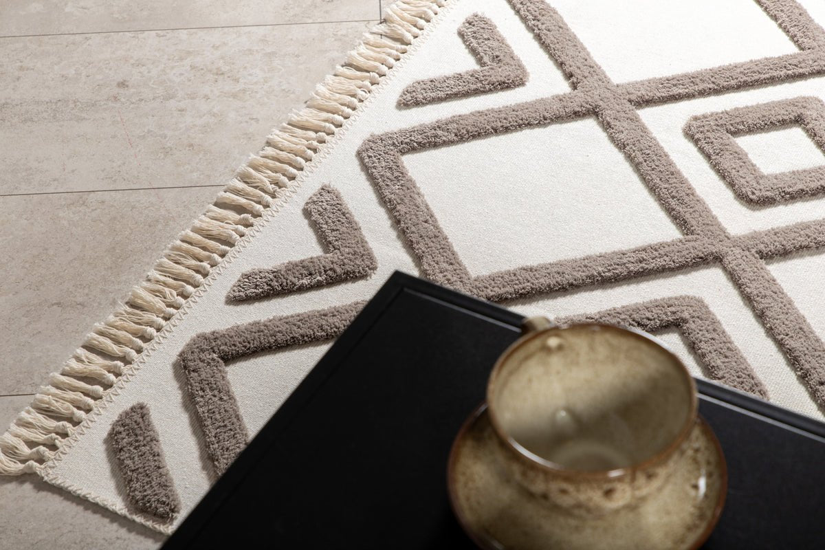 Koberec Neray – s polyesterovými strapcami