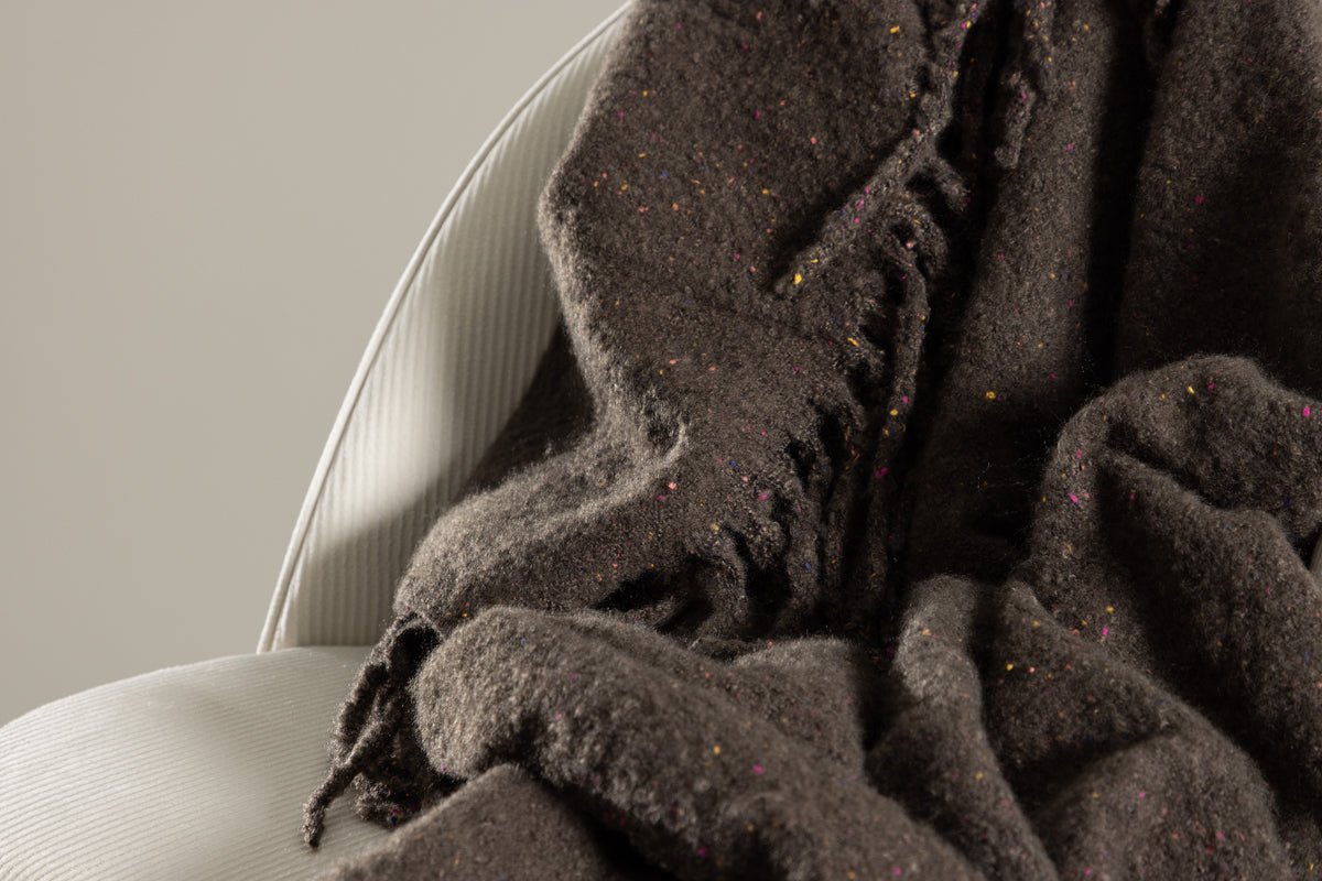 Prehoz Malin Antracit – 170×130 cm s strapcami a melírovaním