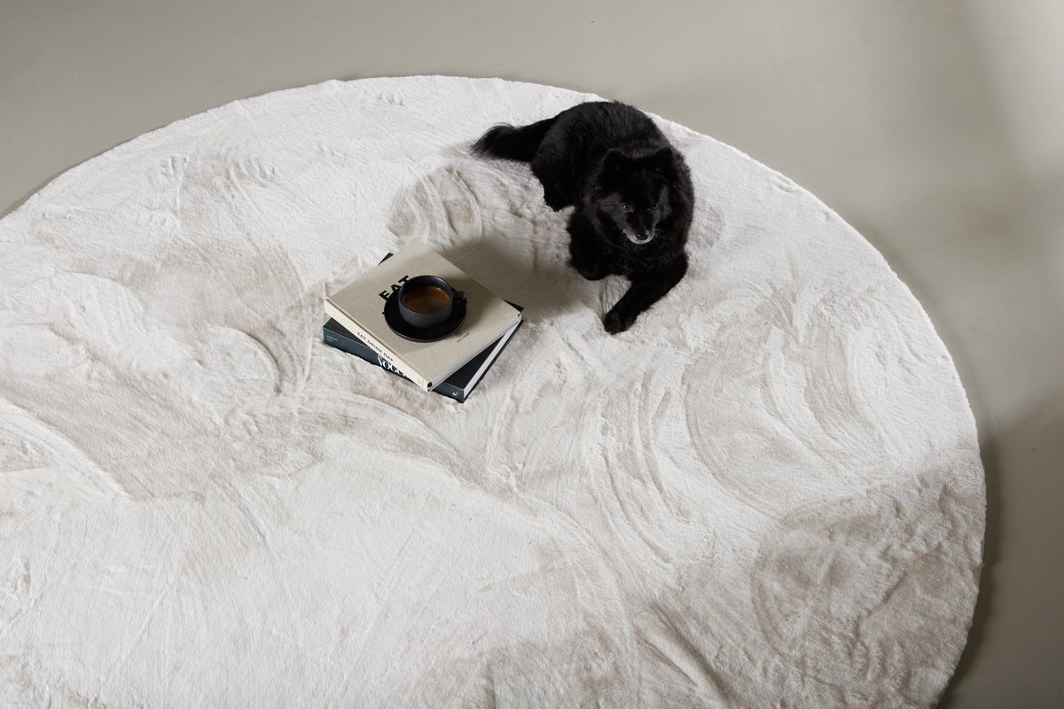 Koberec Isara – v bielej farbe z polyesteru a bavlny