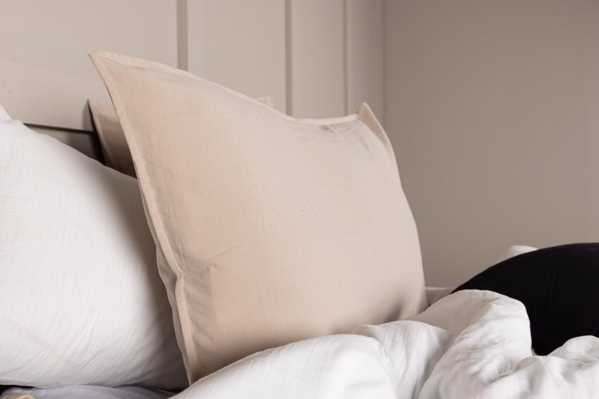 Poťah na vankúš Hygge - 50x90 cm v Hnedá, Béžová a Bielá z 100% bavlny