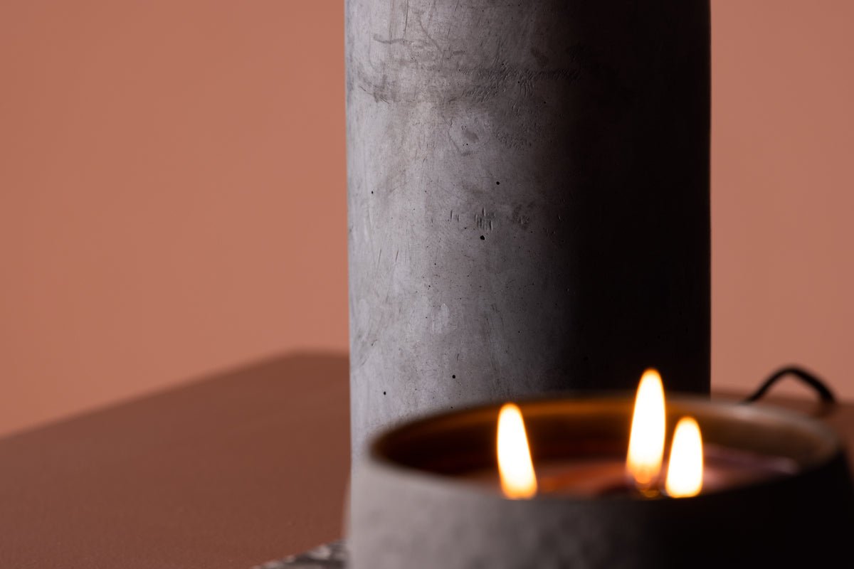 Tischlampe „Siv“ – Betonfuß & schwarzer Stoffschirm