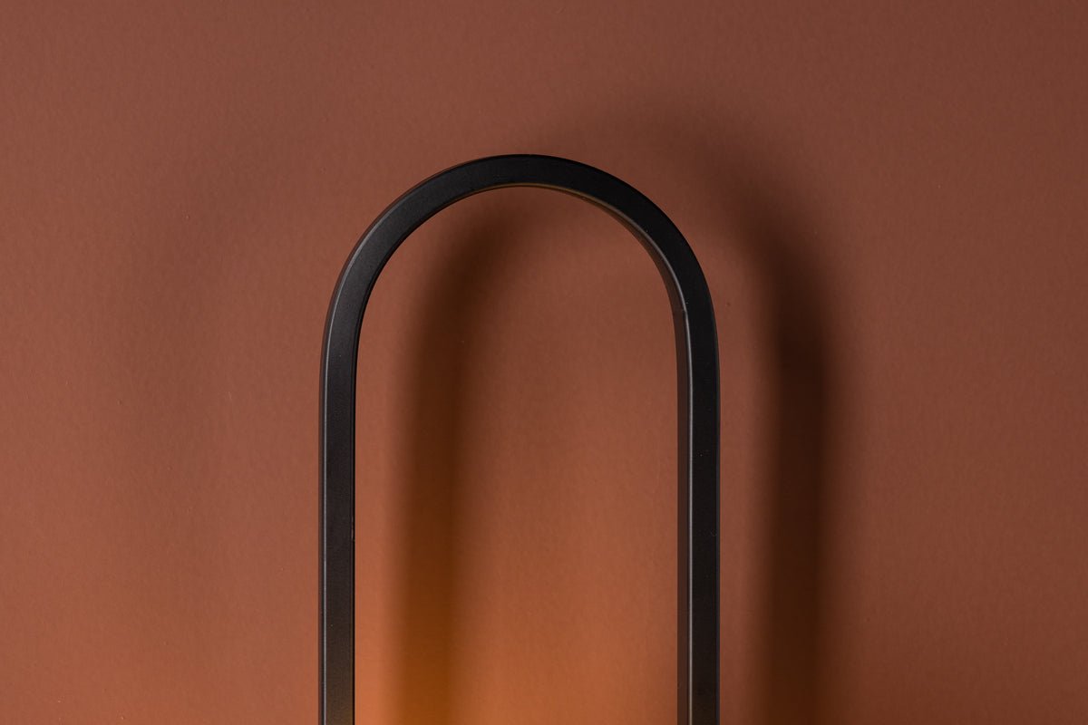 Wandleuchte „Alpin" – Schwarzer ovaler Eisenbügel und weißen Glasschirm