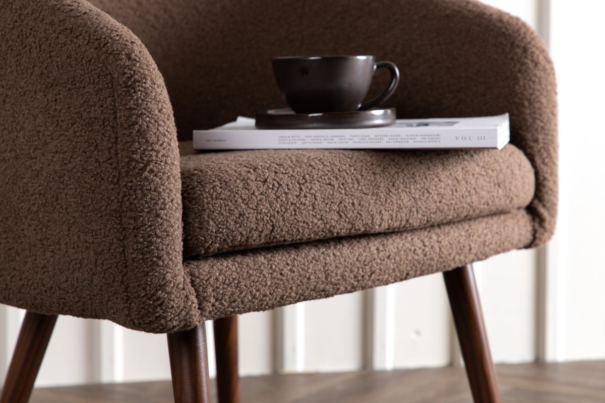 Kreslo Theo - s hnedým poťahom z plyšovej látky a oceľovými nohami