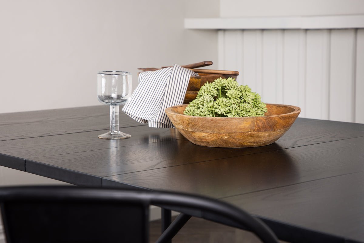 Jedálenský stôl Sorai - spája čisté línie s modernou eleganciou