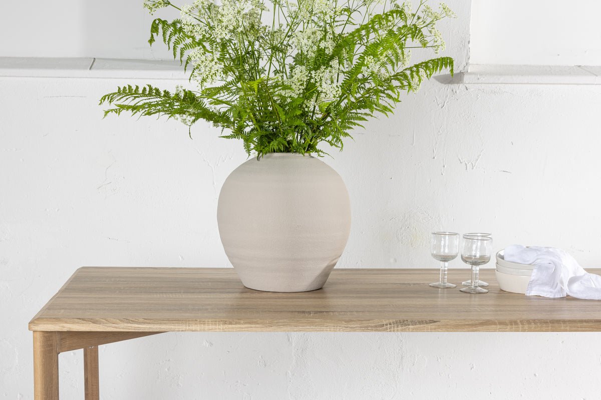 Jedálenský stôl Ahi - v rustikálnom šarme s elegantným vzhľadom