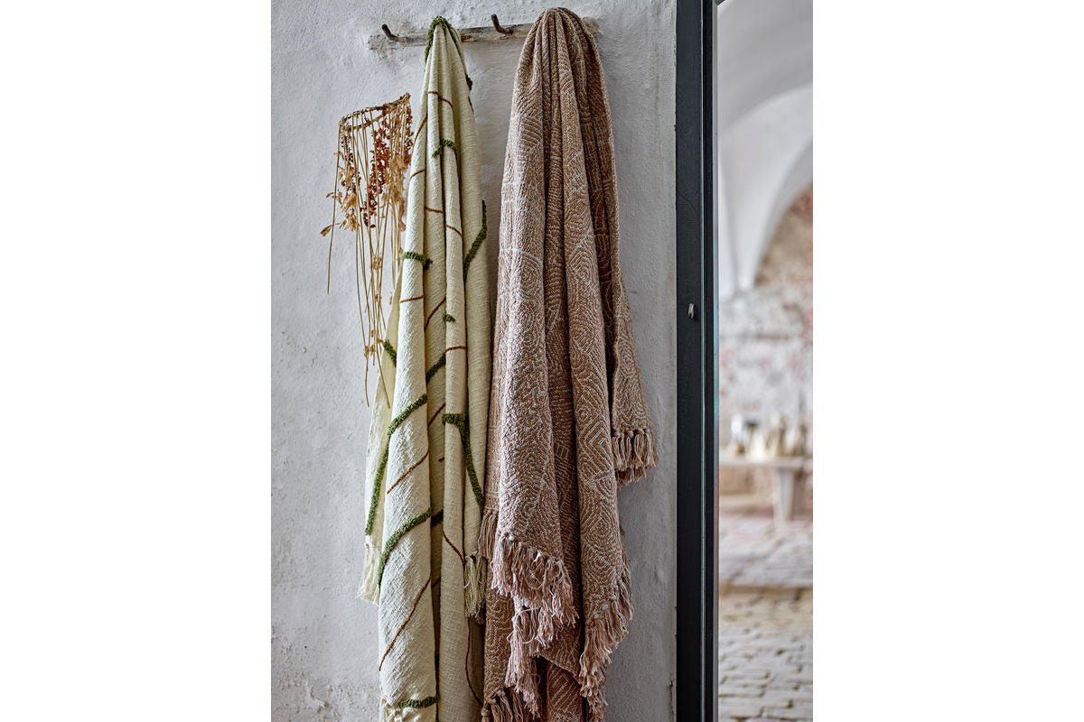 Prehoz Domi – tuftovaný a vyšívaný dizajn v prírodných farbách