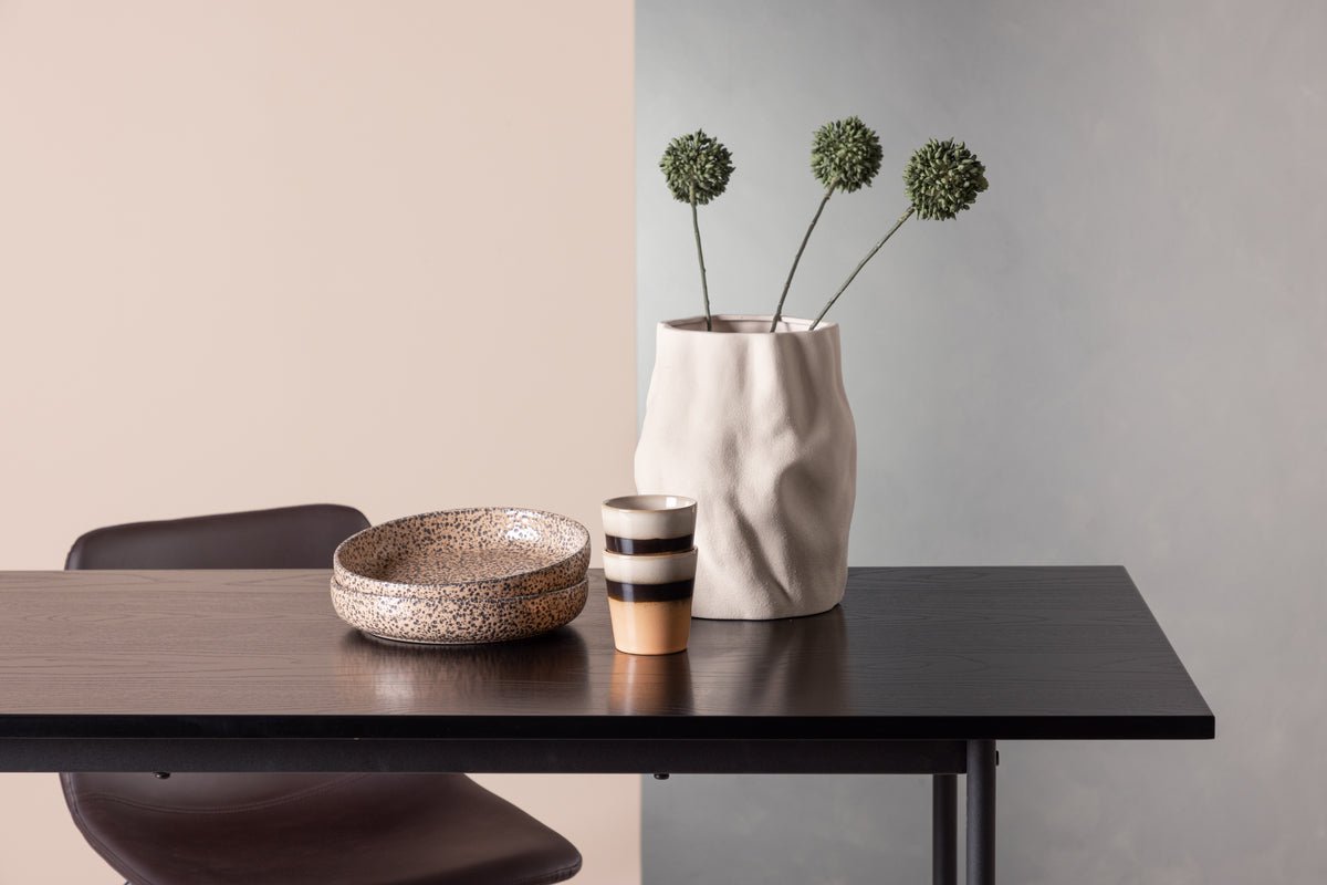 Jedálenský stôl Maiko - s čistými líniami a čiernym povrchom