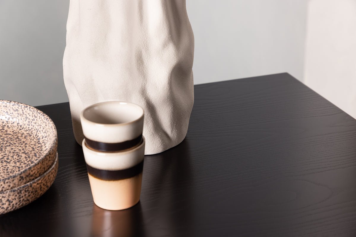 Jedálenský stôl Maiko - s čistými líniami a čiernym povrchom