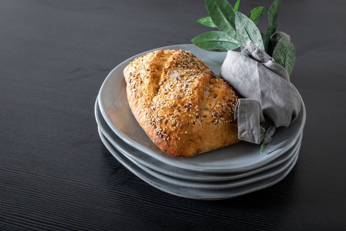 Jedálenský stôl Waka - dekoratívne kovové nohy vytvárajú štýlový akcent