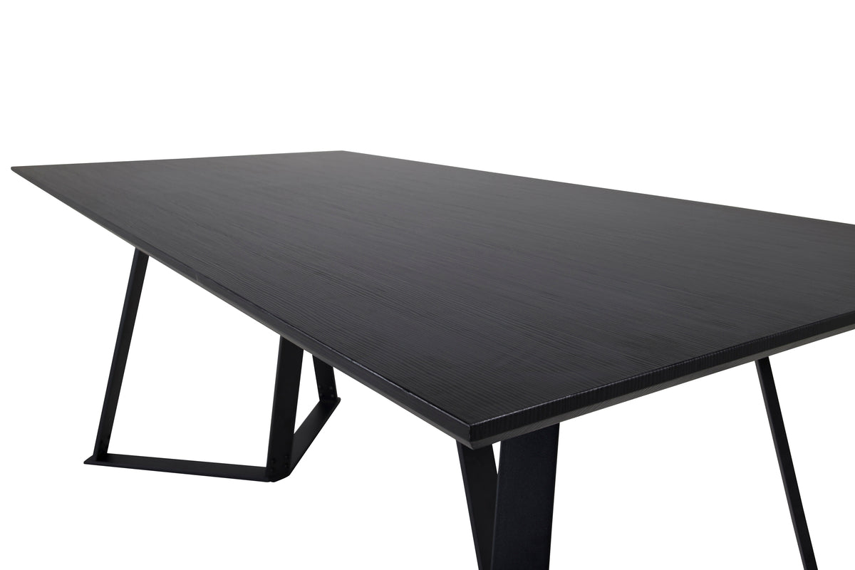 Jedálenský stôl Waka - dekoratívne kovové nohy vytvárajú štýlový akcent