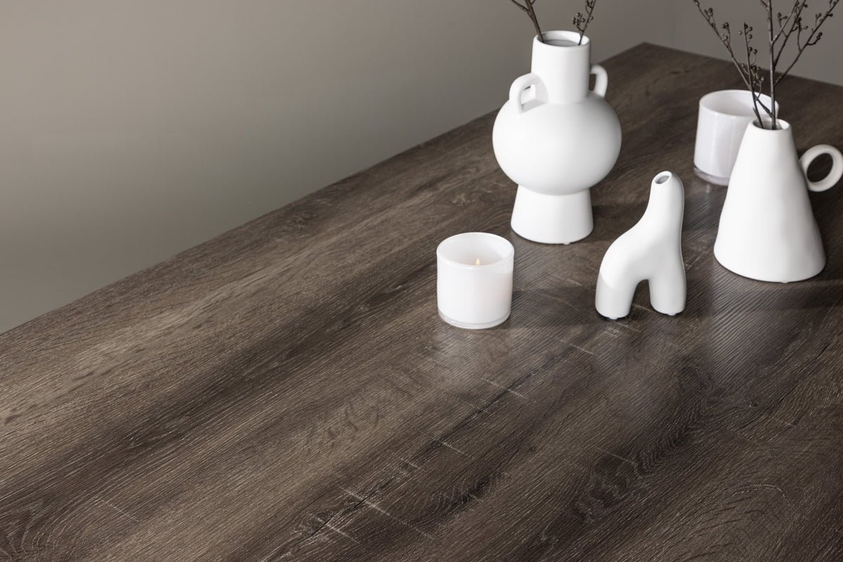 Jedálenský stôl Waka - dekoratívne kovové nohy vytvárajú štýlový akcent