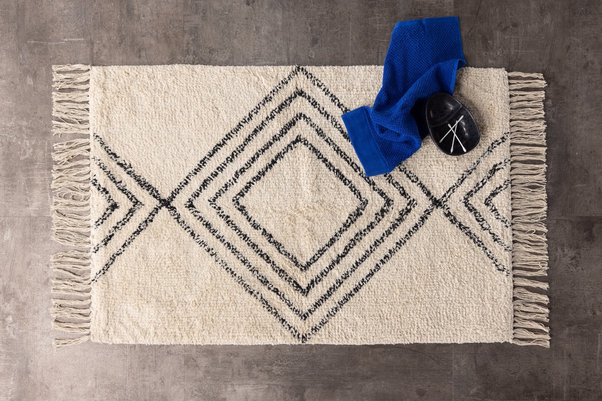 Kúpeľňová predložka Ubud - v čierno-bielom dizajne z savého bavlneného materiálu