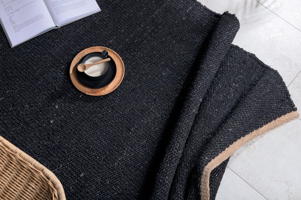 Koberec Malik – ručne tkaný v Czarny z juty