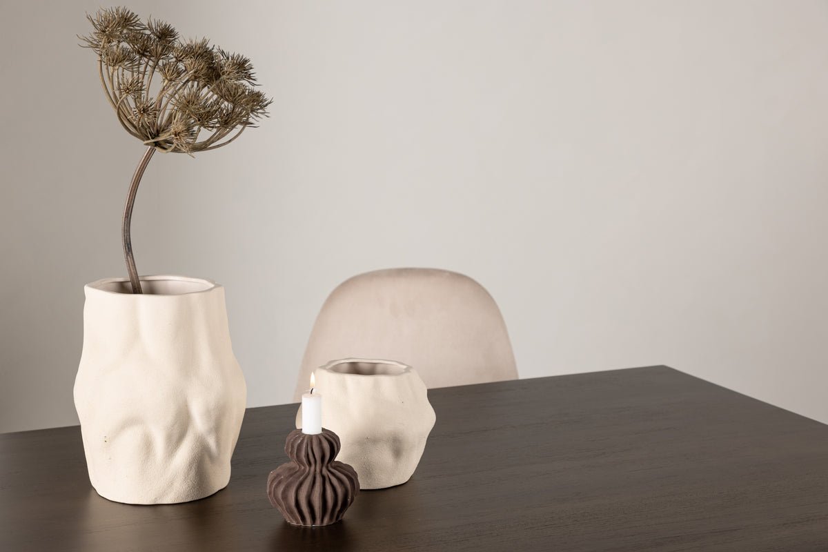 Jedálenský stôl Amara - spája moderný dizajn s prirodzeným teplom