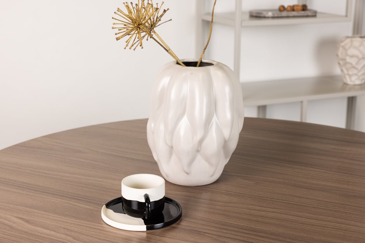 Jedálenský stôl Marani - okrúhle tvary stretávajú nadčasovú eleganciu