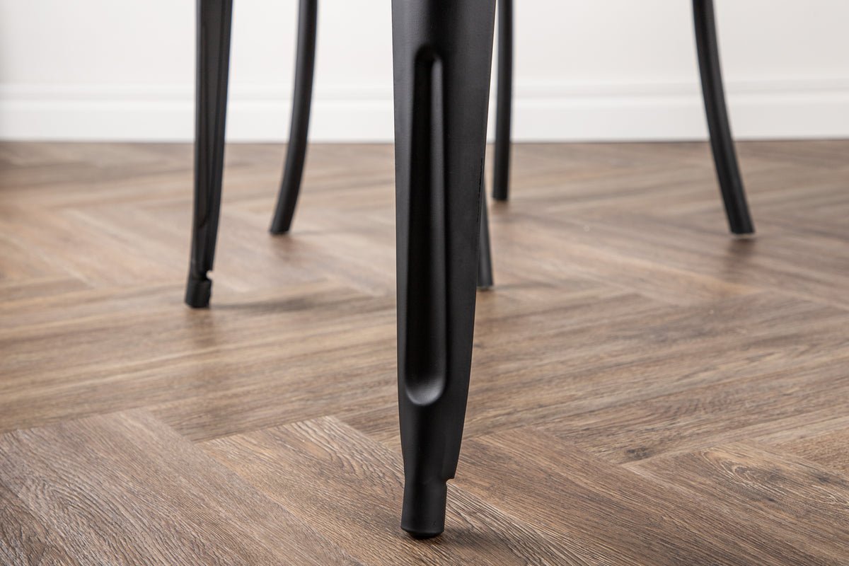 Jedálenský stôl Elani - spája klasický dizajn s modernou ľahkosťou