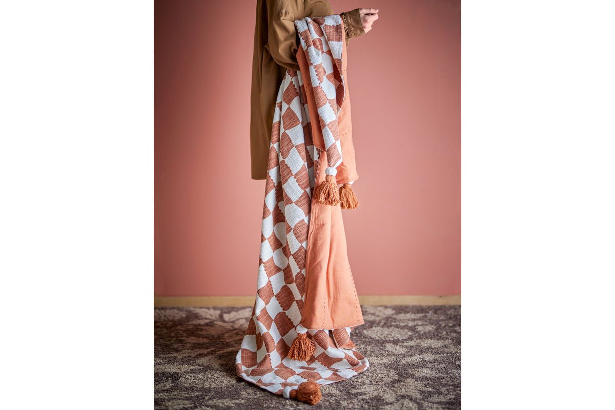 Prehoz Maru – grafický károvaný vzor v hnedej a bielej