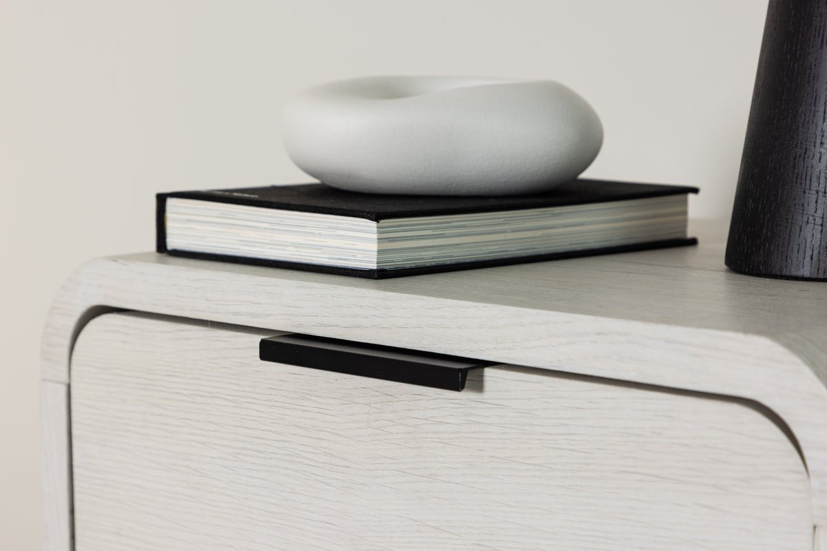 Prístavný stolík Mina – v bielej farbe s zásuvkou