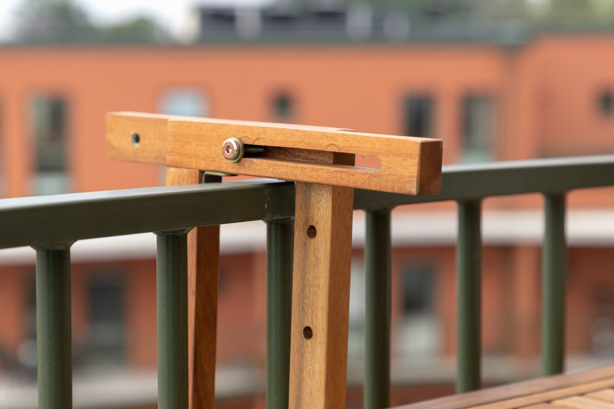 Záhradný stôl Seraya - s praktickou skladacou funkciou z akáciového dreva na balkóny