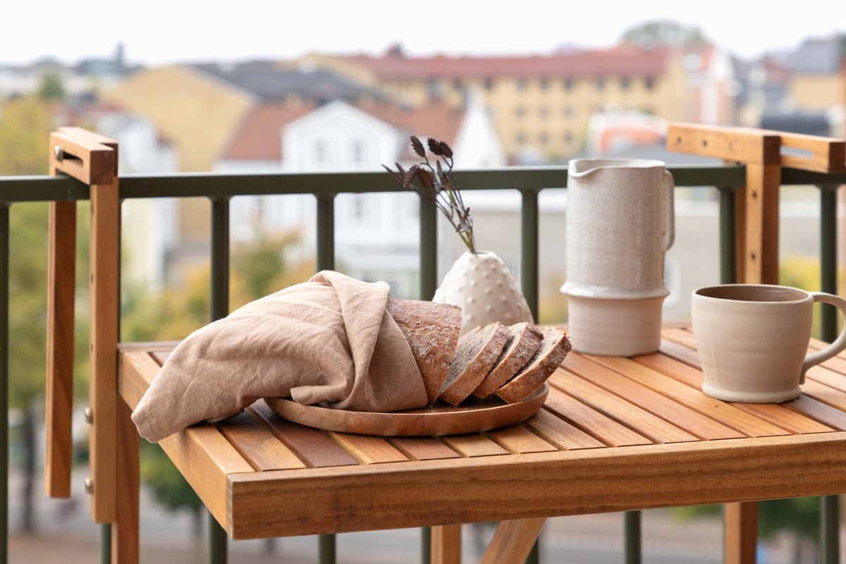 Záhradný stôl Seraya - s praktickou skladacou funkciou z akáciového dreva na balkóny