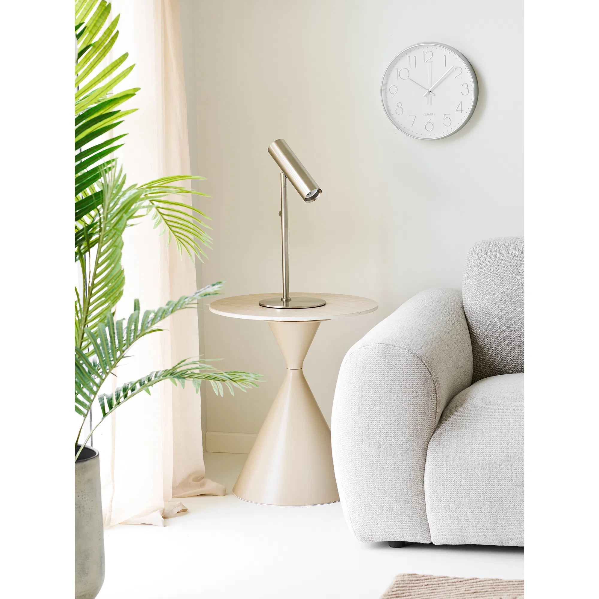 Prístavný stolík Orlivia – z keramiky a ocele