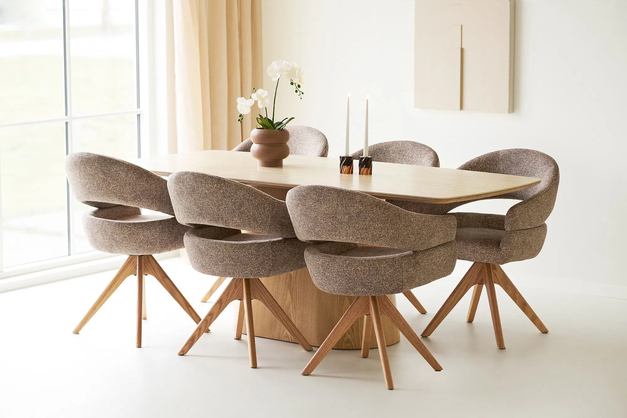 Jedálenský stôl Virella - vzhľad dreva