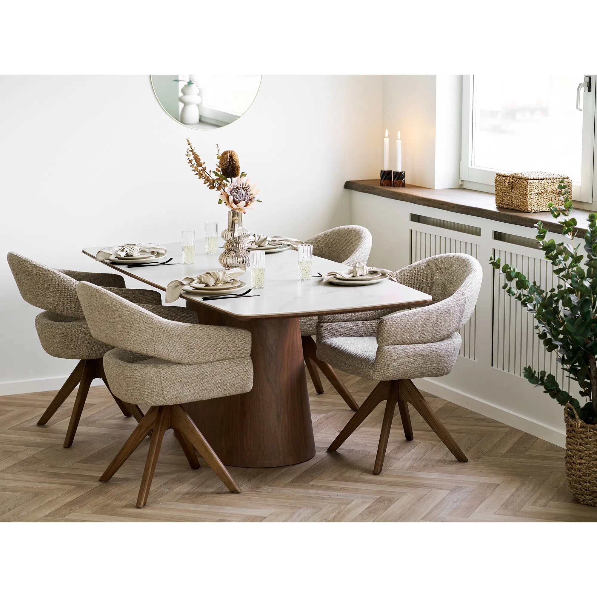 Jedálenský stôl Myrvika - tmavohnuté drevo s kamenným vzhľadom