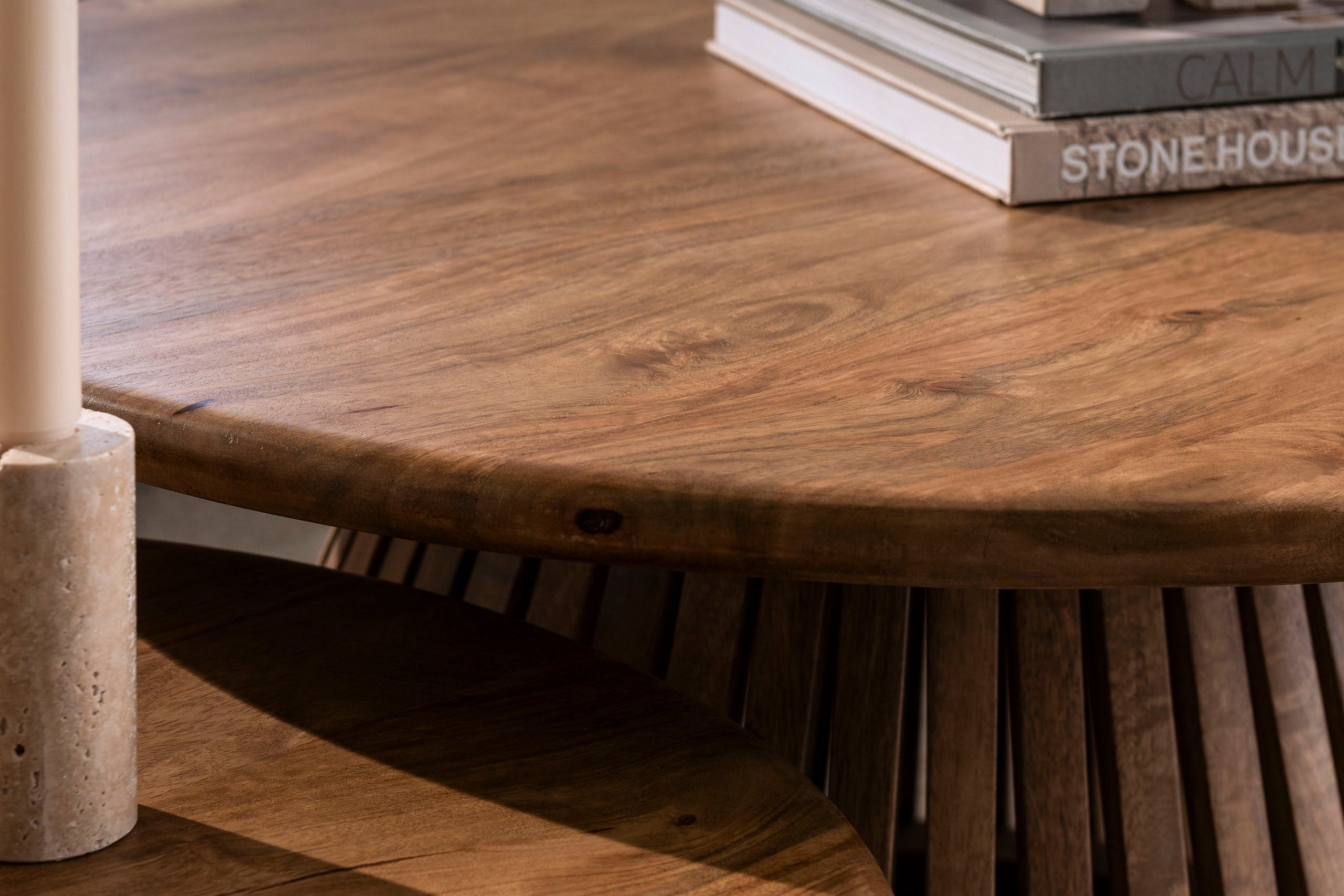 Konferenčný stolík Savira - 2-dielna sada z mangového dreva s kužeľovitými nohami stola