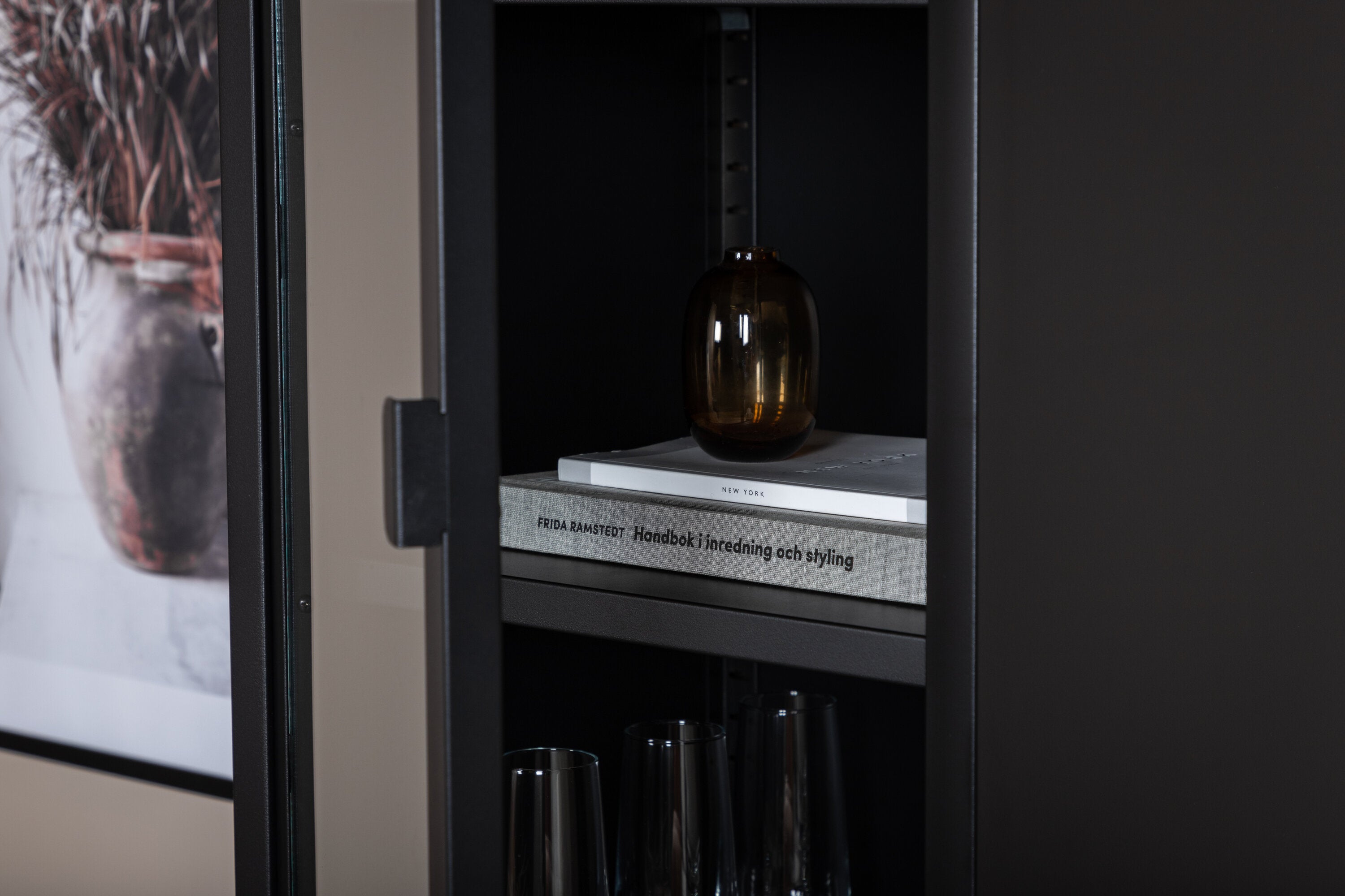 Vitrína Tero - v Czarnom s presklenou prednou stranou