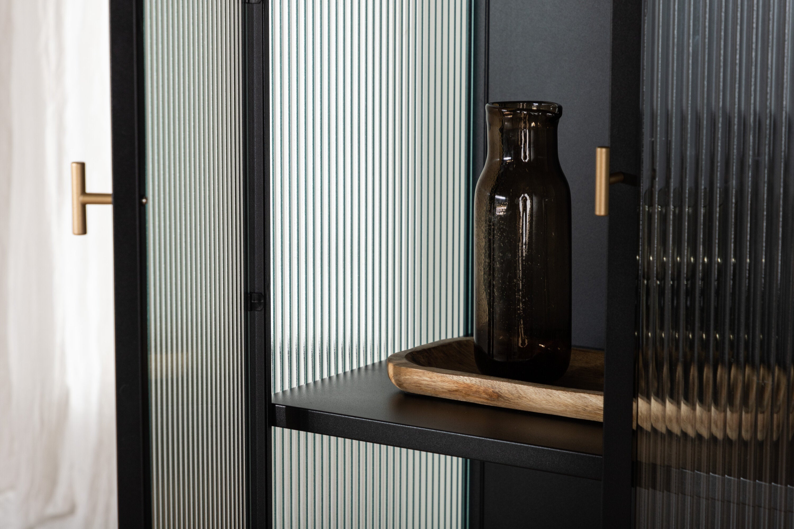 Vitrína Leonie - v Czarnom s vlnkovým sklom