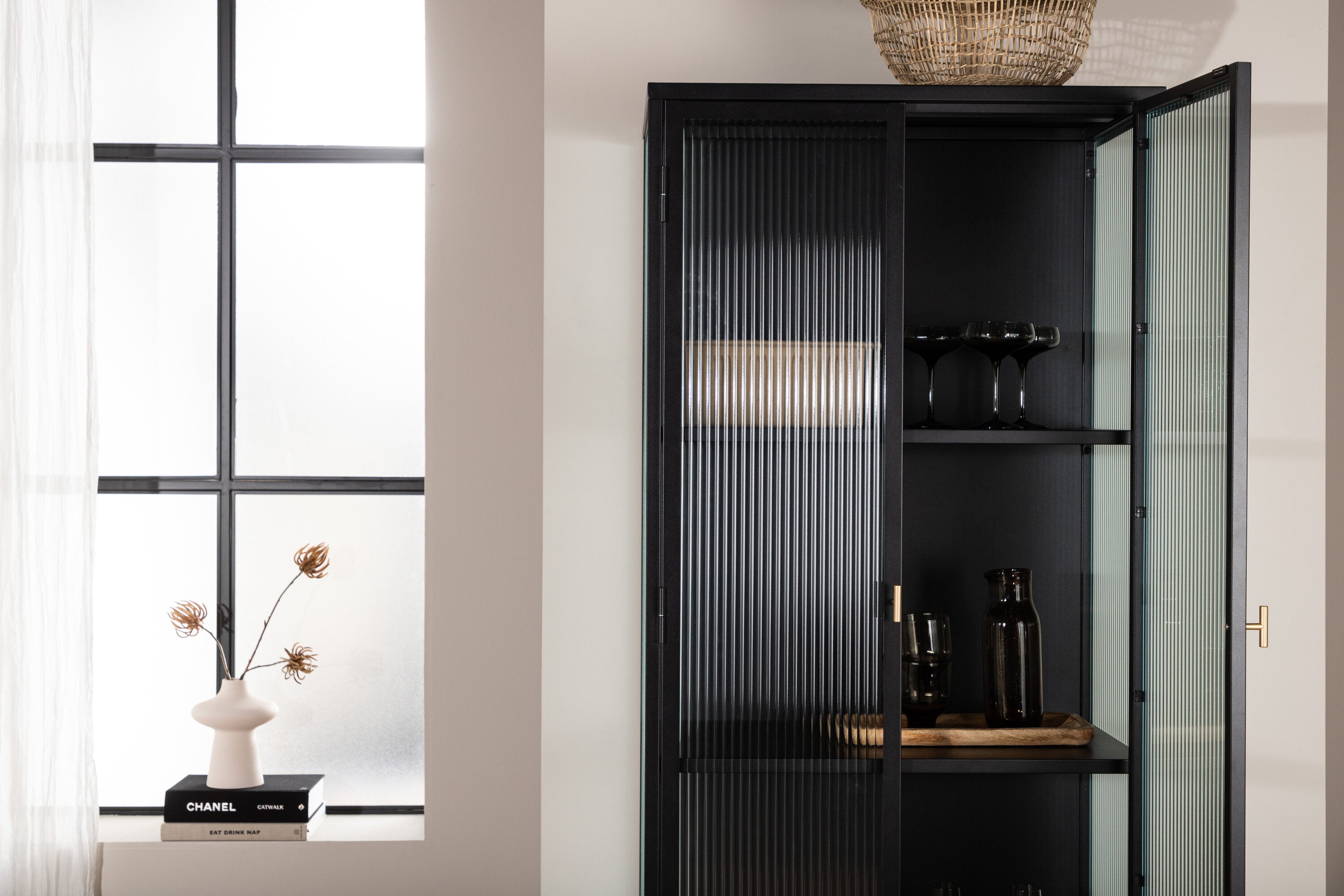 Vitrína Leonie - v Czarnom s vlnkovým sklom