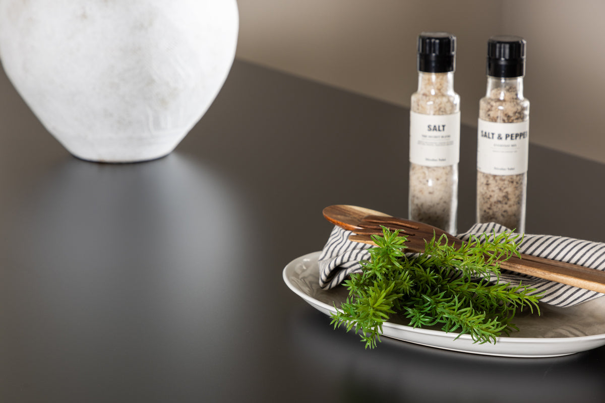 Jedálenský stôl Marlow - s prírodným vzhľadom dreva a oceľovými nohami v Czarny