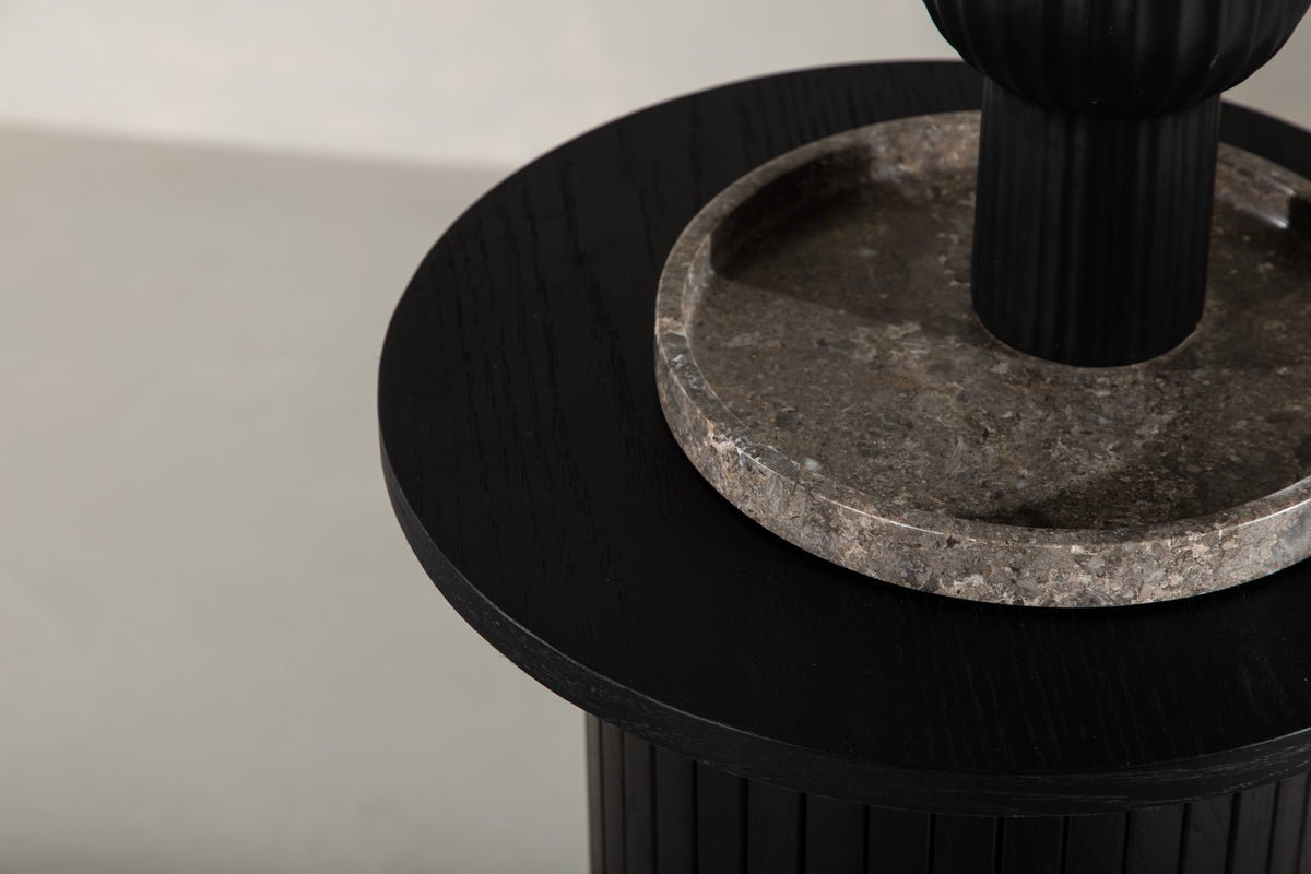 Prístavný stolík Nala – moderný dizajn s rebrovanými detailmi