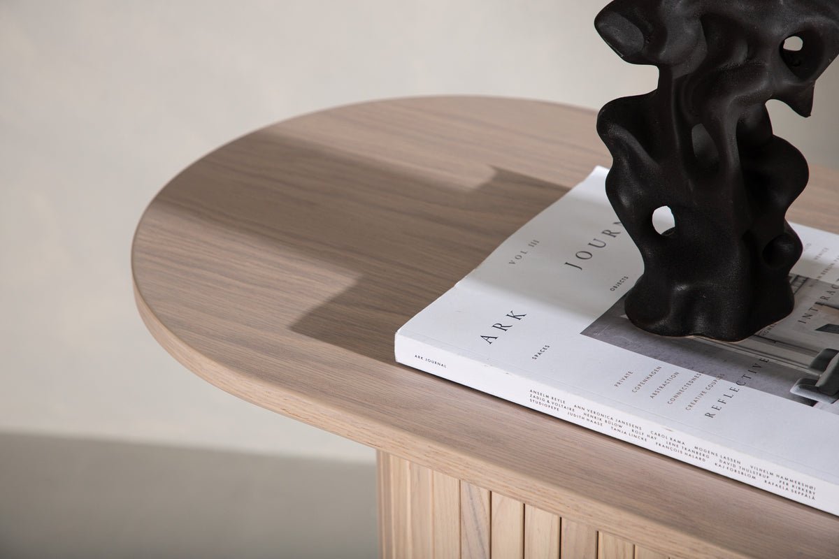 Prístavný stolík Lina – v troch farbách s rebrovanými detailmi