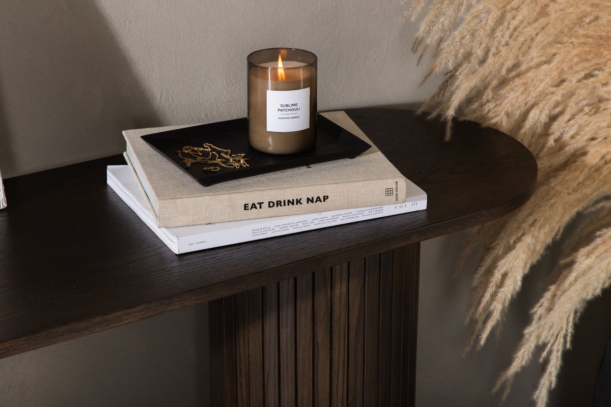 Prístavný stolík Lina – v troch farbách s rebrovanými detailmi