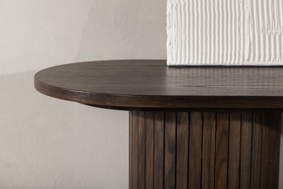 Prístavný stolík Lina – v troch farbách s rebrovanými detailmi