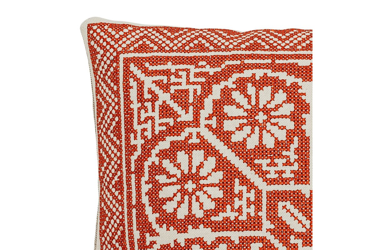 Zierkissen Toledo – Traditionelles Stickmuster in Rottönen