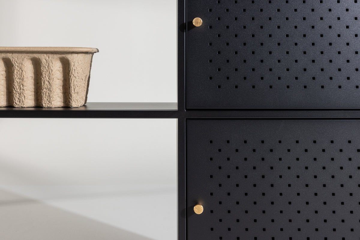 Komoda Varino – Czarny, minimalistický industriálny štýl s funkčnou eleganciou