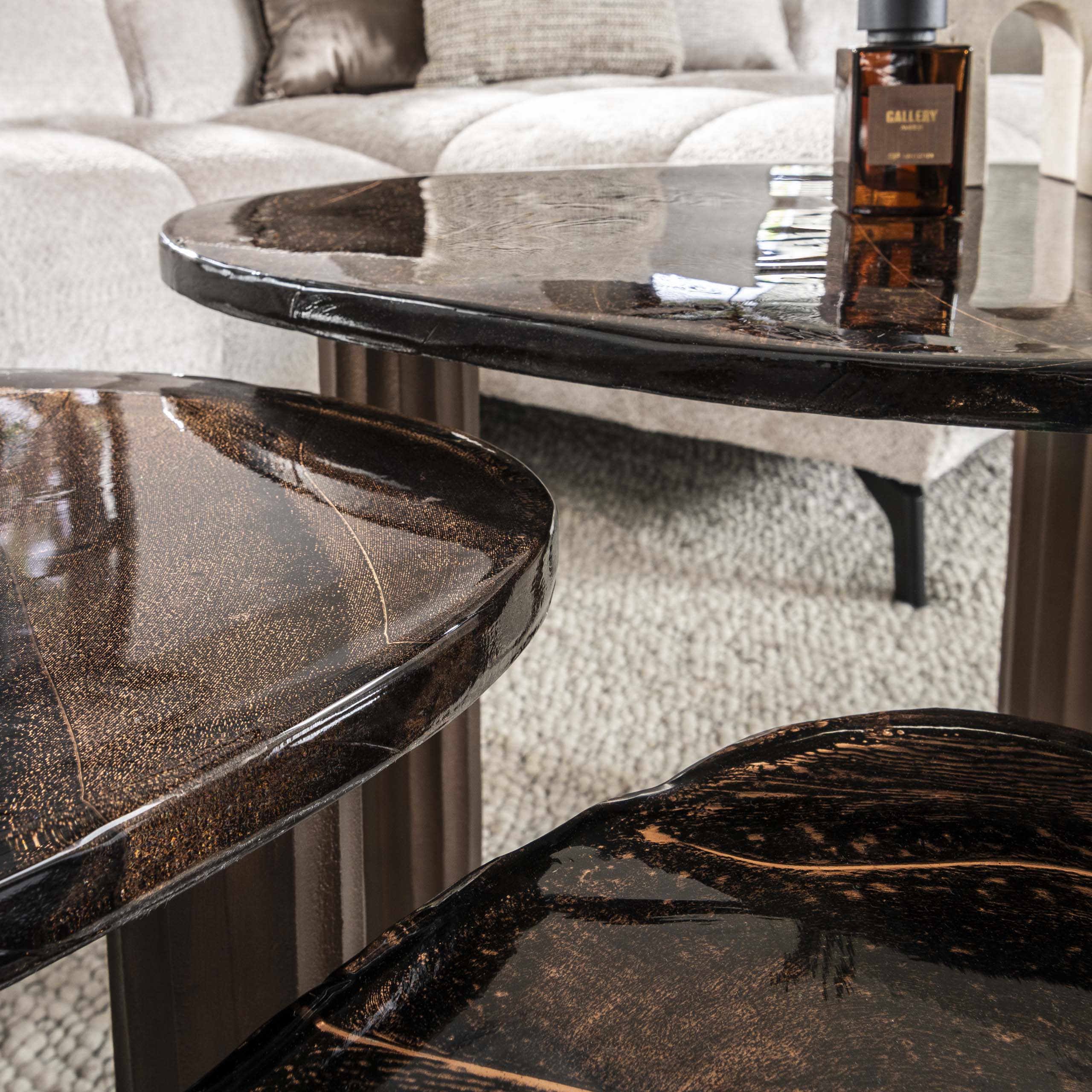 Couchtisch Elysium - Größe S in Antikkupfer oder Antikgold mit Gussglas