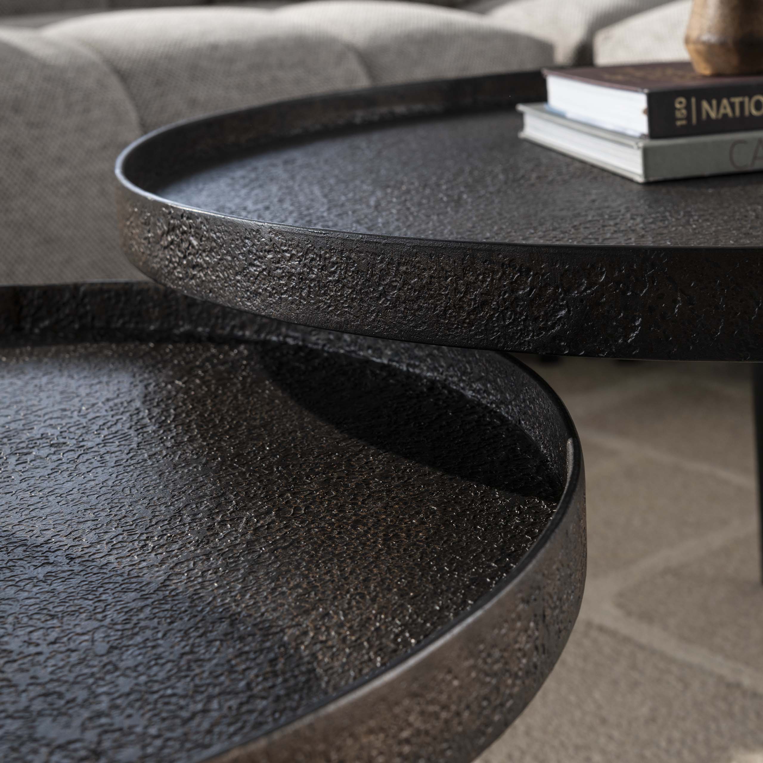 Konferenčný stolík Chrysos - sada 2 kusov v sivá metalíza s vyvýšeným okrajom