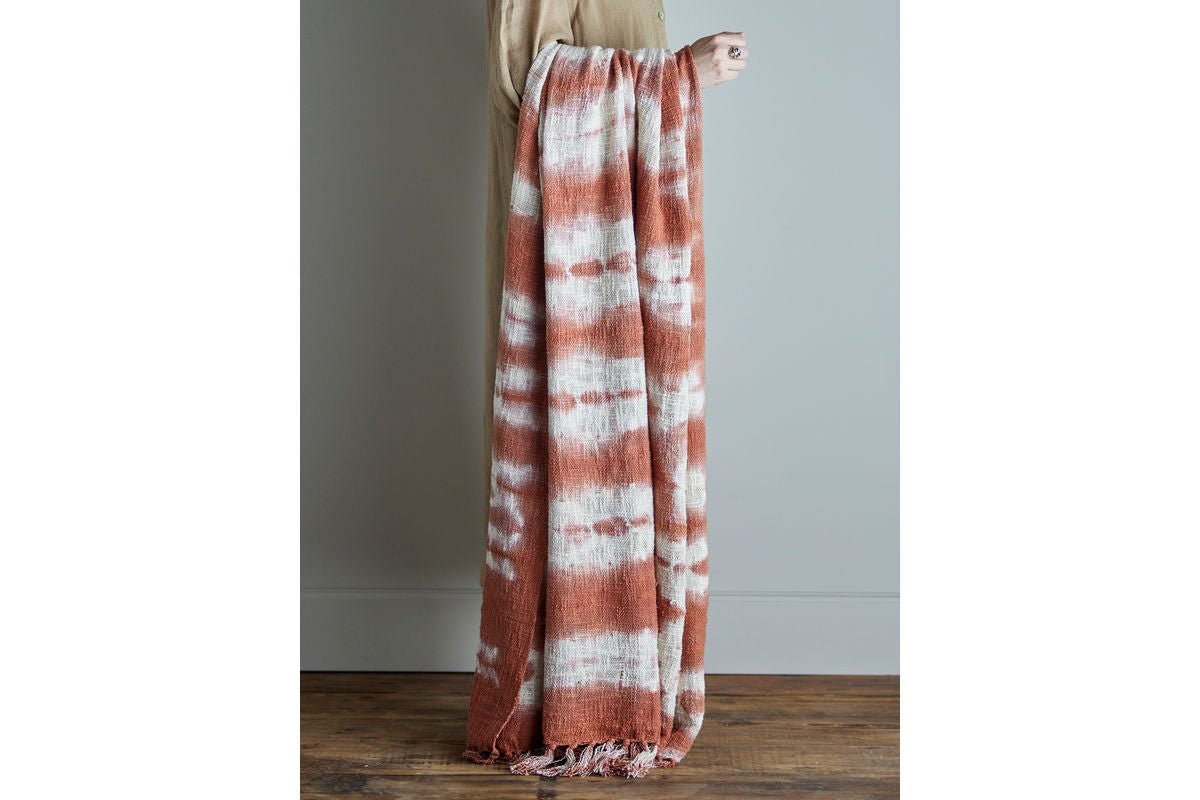 Prehoz Marona – batikový vzor v teplej hnedej